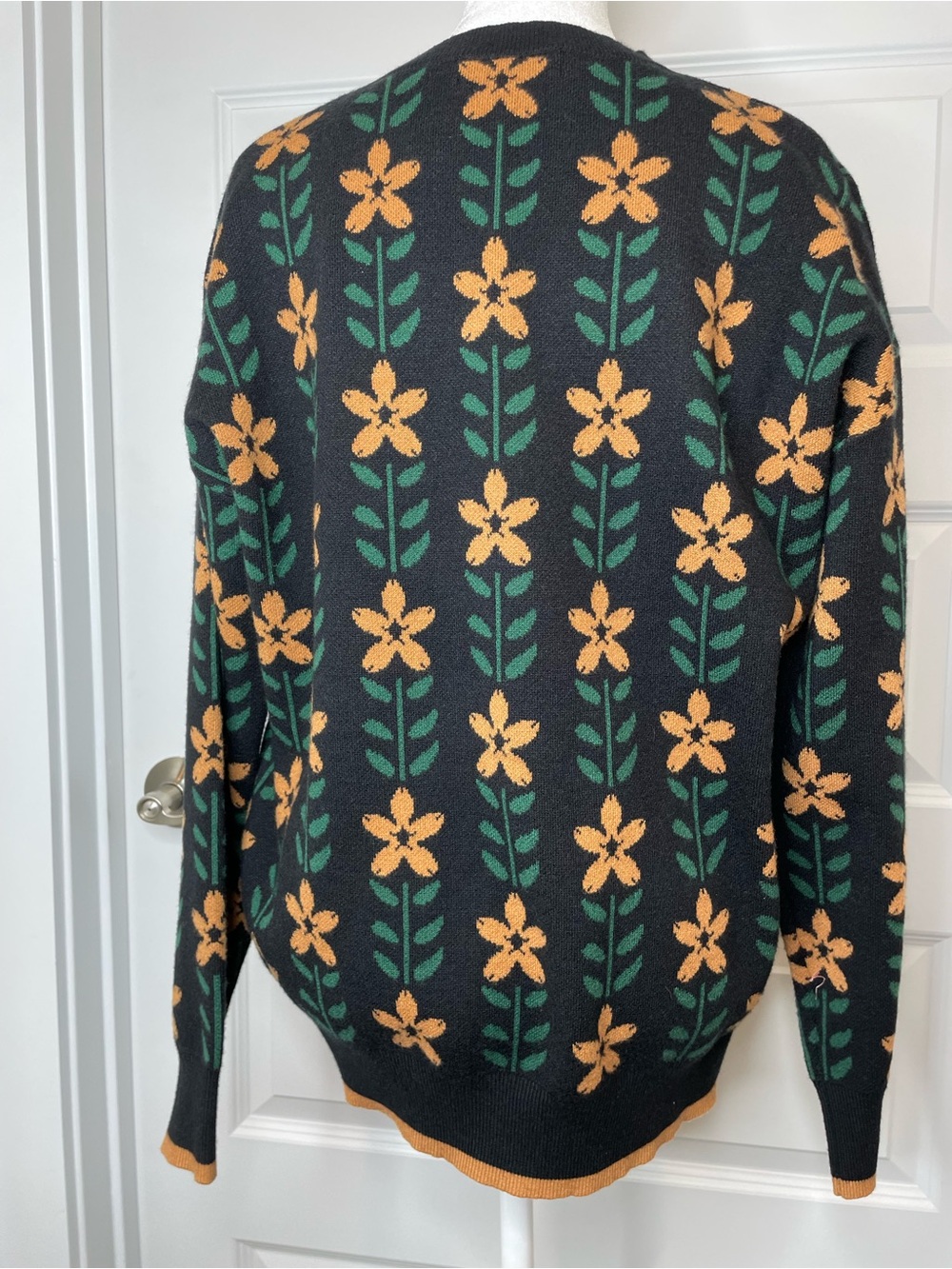 Zesica Women’s Black Crewneck Sweater with Mustard Floral Pattern Size M - Picture 4 of 8